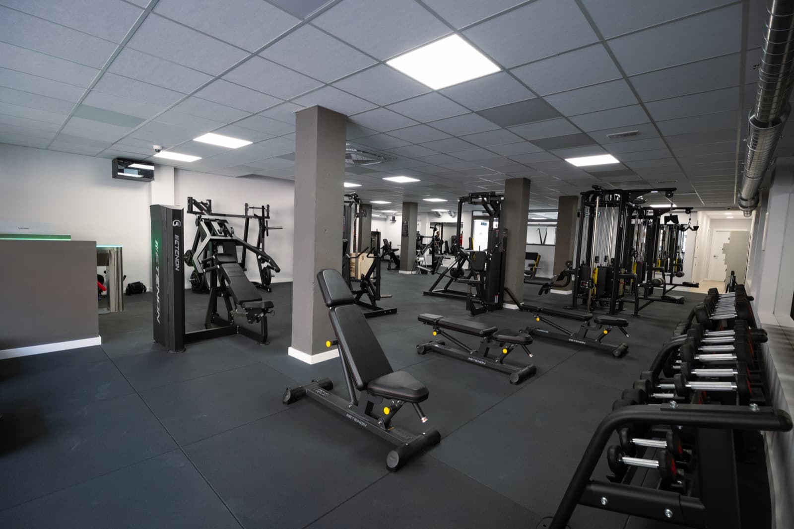 Interior del centro de entrenamiento Esforça't AF en Binissalem